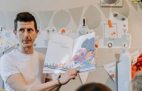 Foto van leerkracht en leerlingen in de klas
